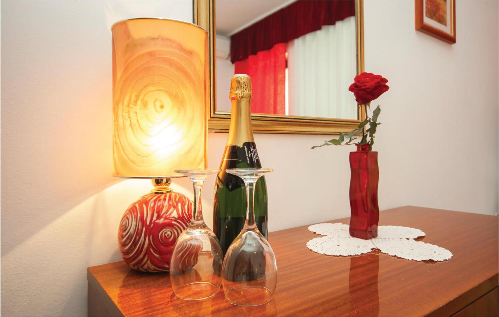 Cozy Apartment In Brodarica With Wifi Eksteriør bilde